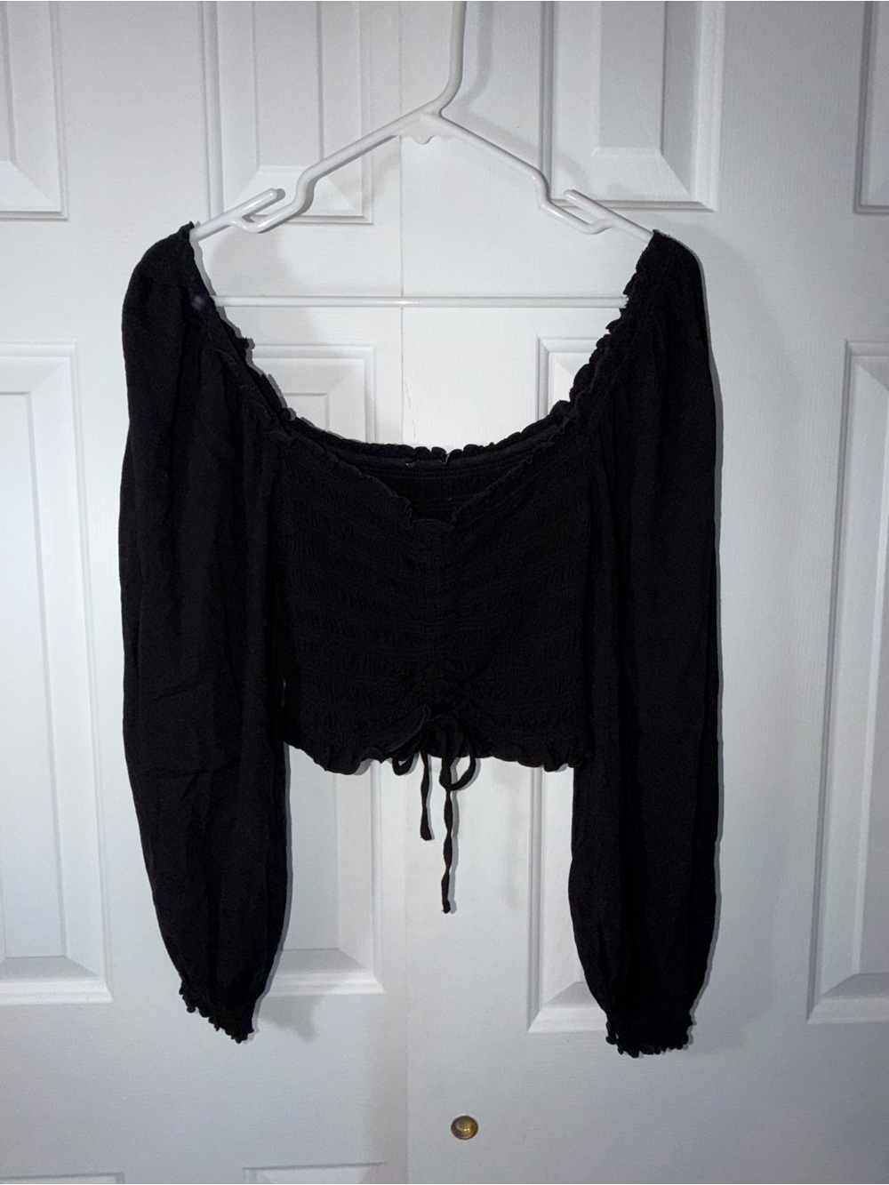 Women's Black Long-Sleeve Ruched Crop Top